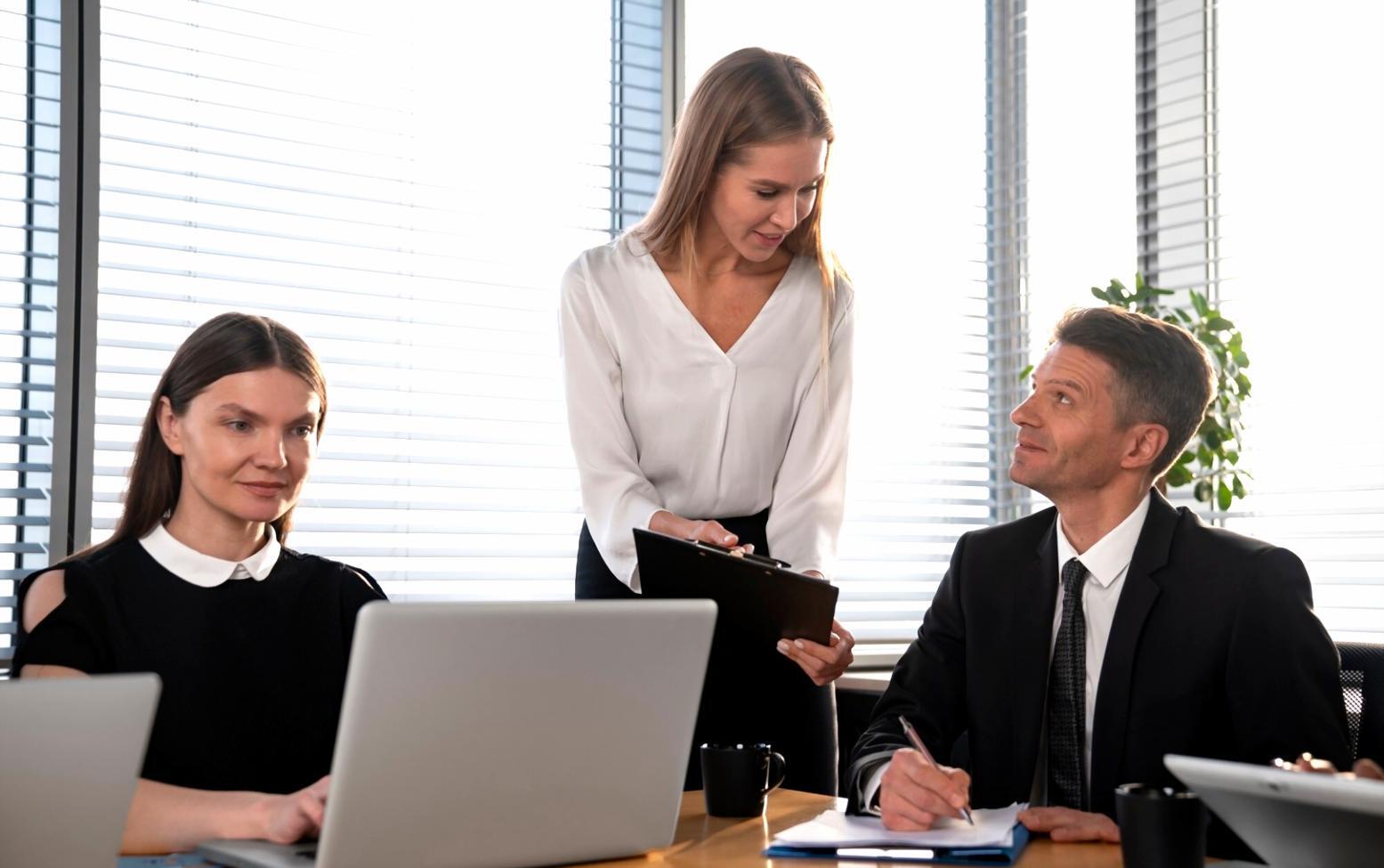 Équipe collaborative travaillant sur des stratégies financières