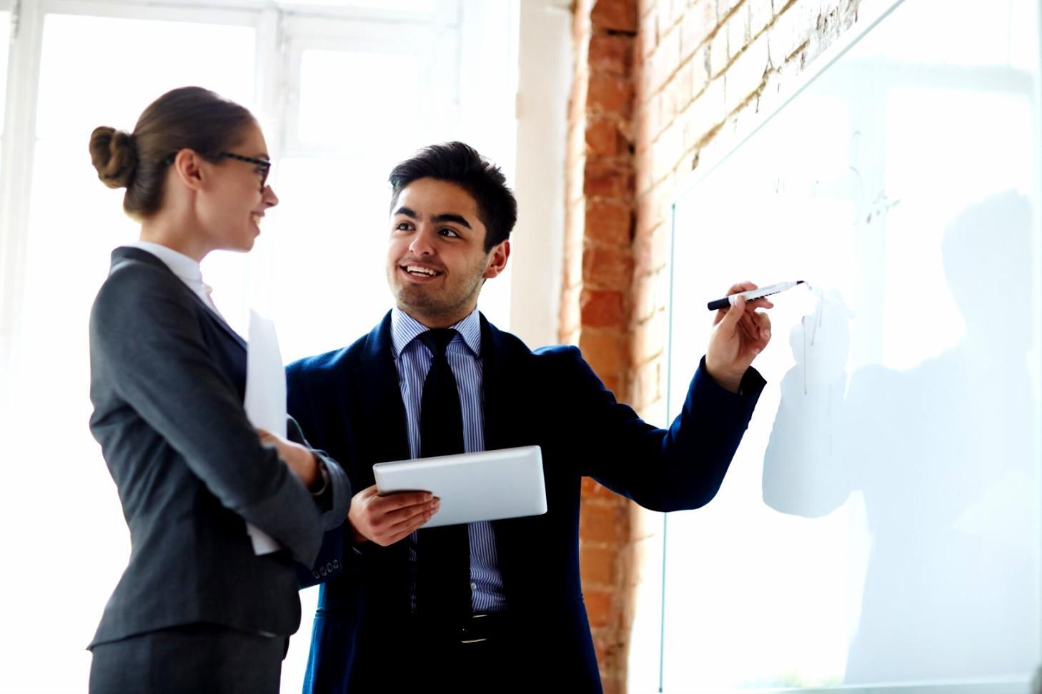 Équipe en réflexion stratégique sur la motivation financière